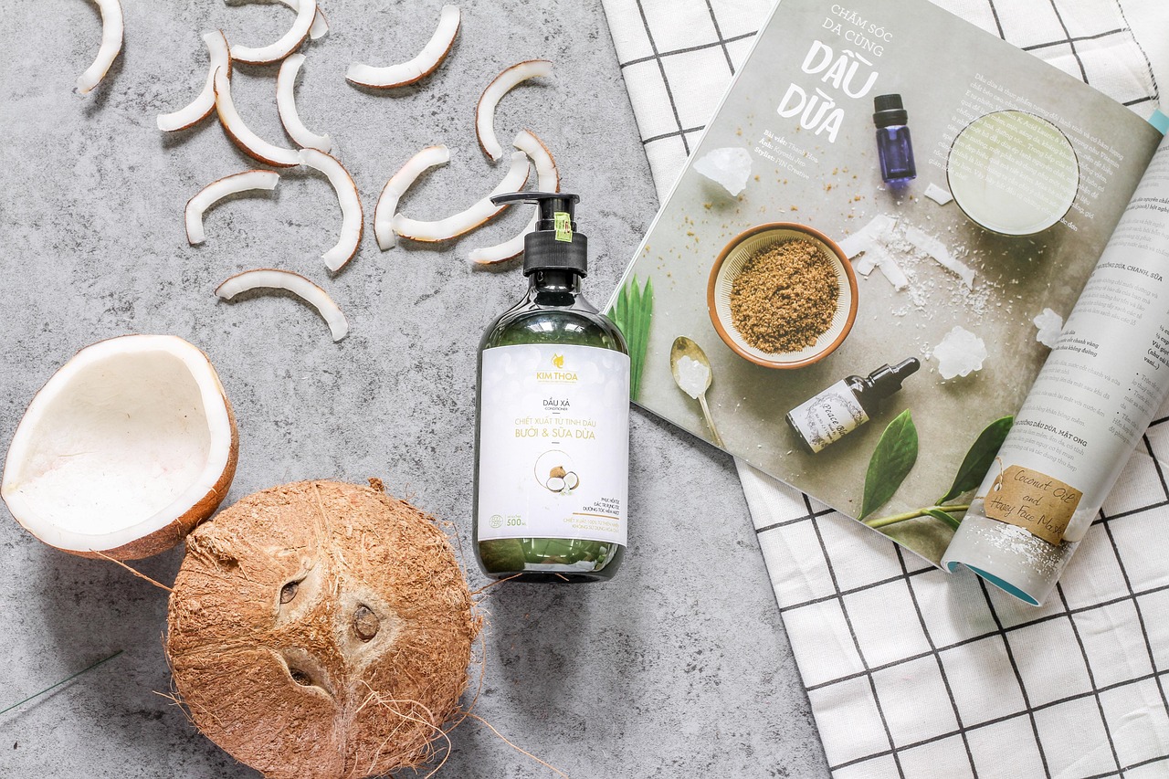 Bottiglia di olio da bagno su uno sfondo luminoso, ideale per pelli sensibili dopo la doccia.