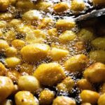 Olio di semi versato in una padella per friggere, evidenziando la sicurezza dell'uso in cucina.