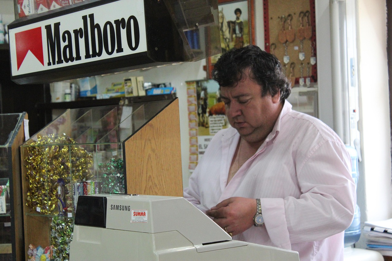 Immagine di un tabaccaio con Gratta e Vinci e biglietti vincenti in primo piano.