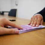 Immagine di un bonifico bancario con evidenziata la causale corretta per evitare sanzioni fiscali.