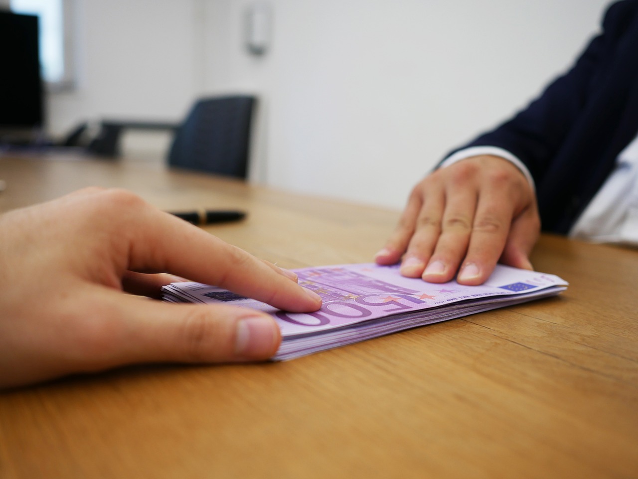 Immagine di un bonifico bancario con evidenziata la causale corretta per evitare sanzioni fiscali.