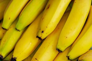 Banane fresche avvolte in pellicola trasparente, metodo per conservarle più a lungo.