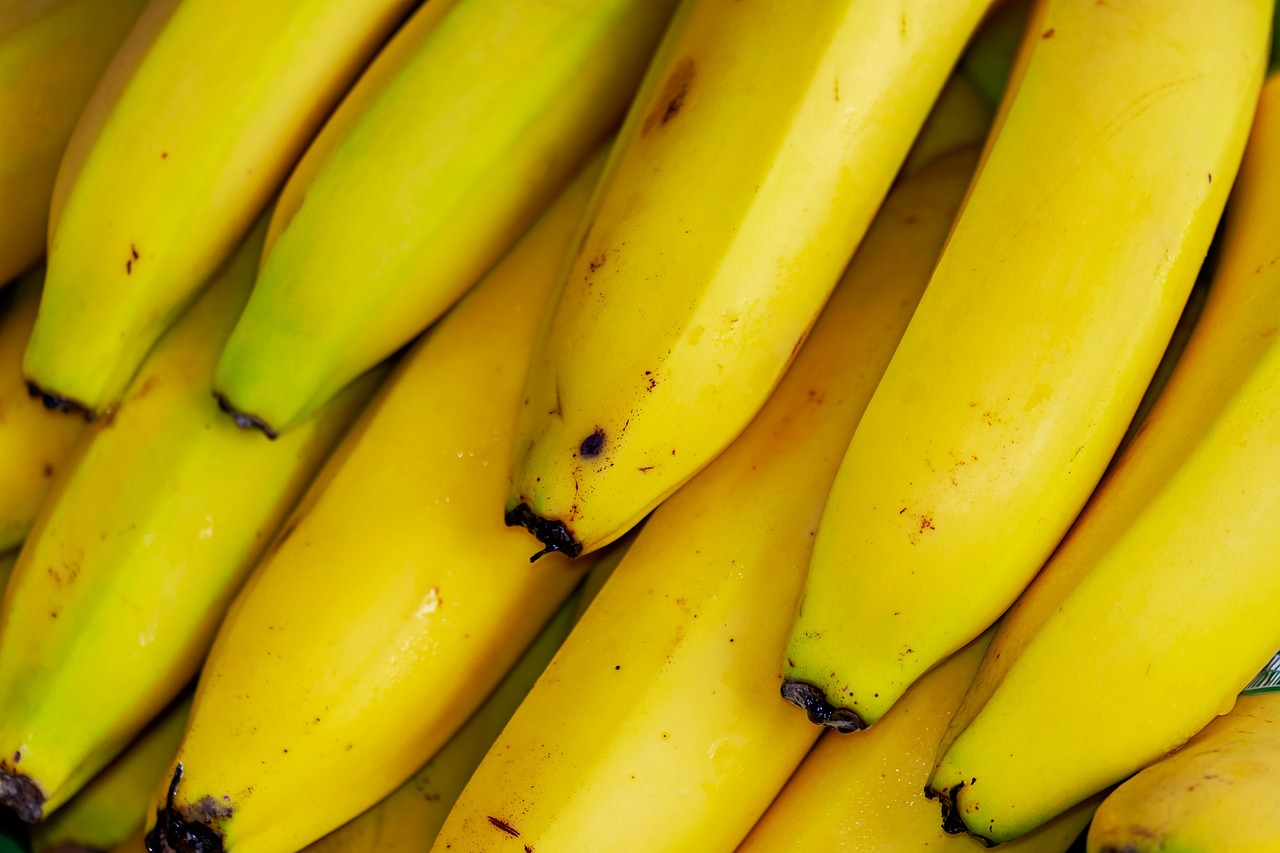 Banane fresche avvolte in pellicola trasparente, metodo per conservarle più a lungo.