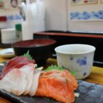 Piatto giapponese sano con pesce, riso e verdure, simbolo della dieta per perdere peso.