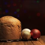 Immagine di un panettone con etichetta che mostra una sigla allarmante da evitare nel supermercato.