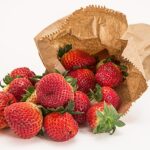 Fragole fresche disposte in un contenitore, pronte per il trucco della nonna per conservarle più a lungo.