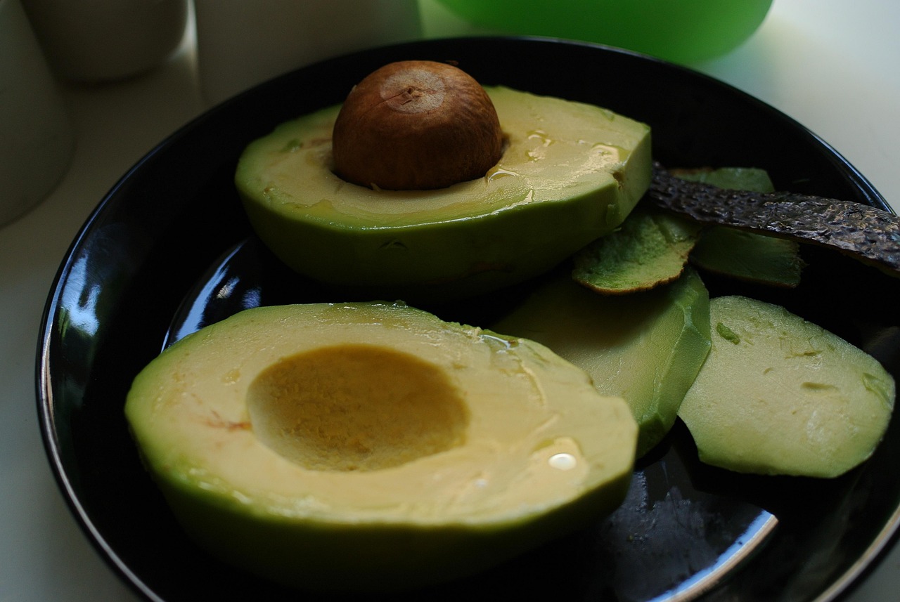 Avocado maturo e fresco, evidenziando il colore verde intenso e la buccia leggermente scura.