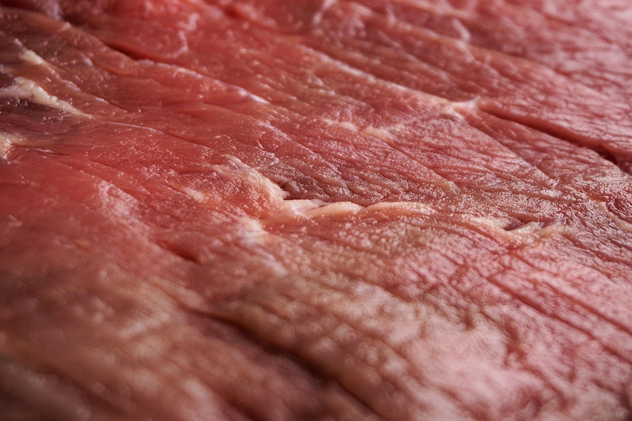 Carne fresca al supermercato, mostrare l'aspetto e il colore vivace del prodotto.