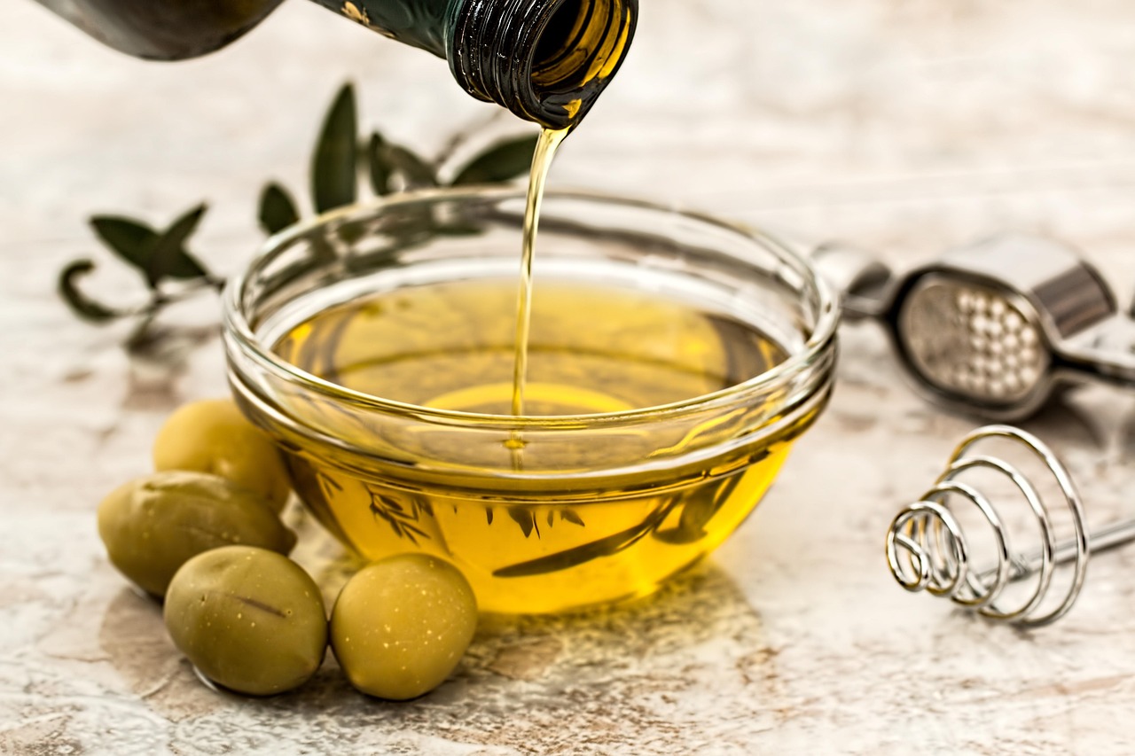 Bottiglia di olio extravergine d'oliva con etichetta che indica la data di scadenza.