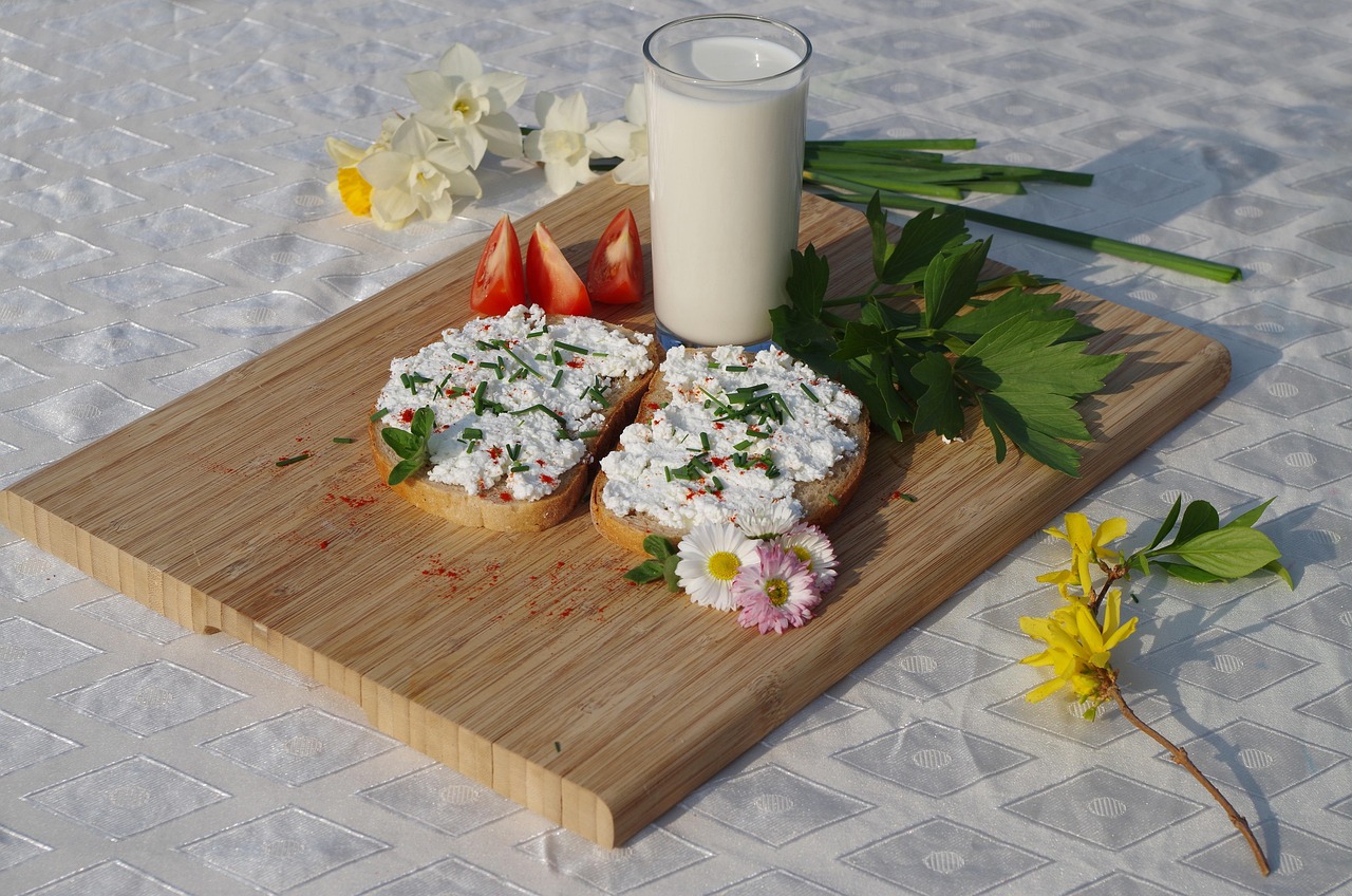Ricotta fresca in una ciotola, ingredienti per ridurre il colesterolo alto secondo i segreti della nonna.