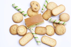 Biscotti con etichette evidenziate per contenuto elevato di zuccheri aggiunti.