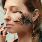 Due persone abbracciate con passione, simbolo dei segni zodiacali ardenti del 2026.