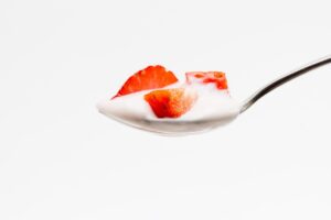Yogurt con consistenza e colore anomali, evidenziando marchi da controllare.
