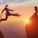 Un Capricorno concentrato al lavoro, simbolo di determinazione e crescita professionale nel 2026.