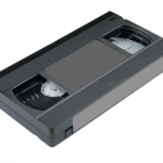 Copertina di una videocassetta horror anni '80, con grafica vintage e titoli iconici.