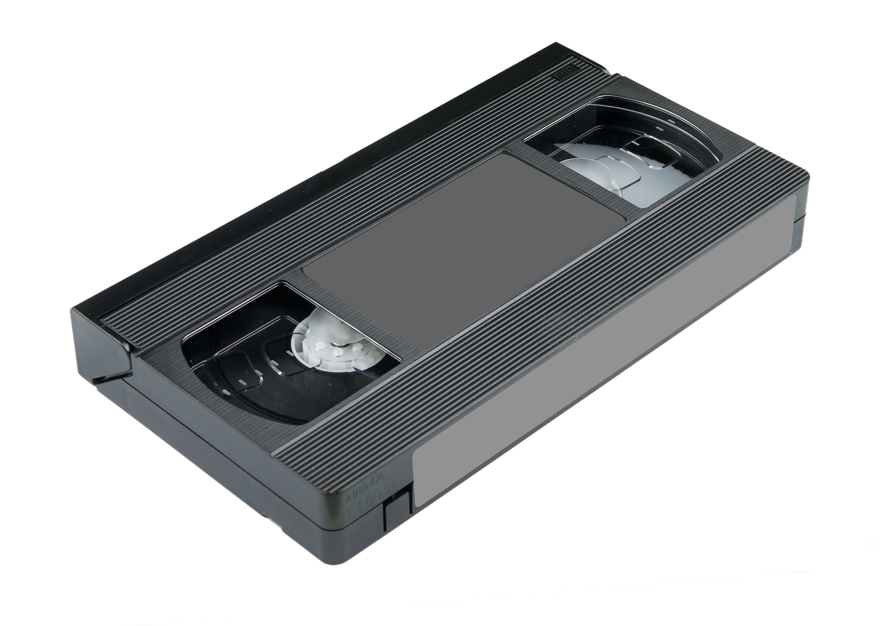 Copertina di una videocassetta horror anni '80, con grafica vintage e titoli iconici.