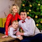 Due persone felici in giardino, simbolo di crescita familiare e legami solidi nel 2026.