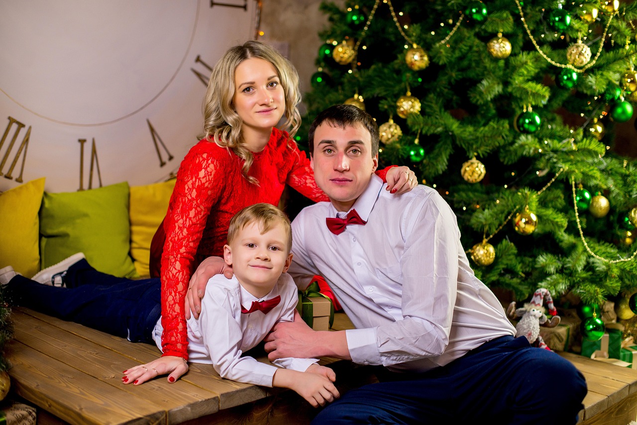 Due persone felici in giardino, simbolo di crescita familiare e legami solidi nel 2026.