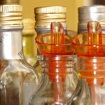 Bottiglia di olio d'oliva di qualità esposta in un supermercato, con etichetta informativa visibile.