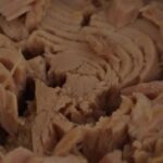 Confezione di tonno di marca controversa, evidenziata come scadente in un articolo.