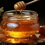 Immagine di un barattolo di miele con etichette informative sui segnali del miele falso.