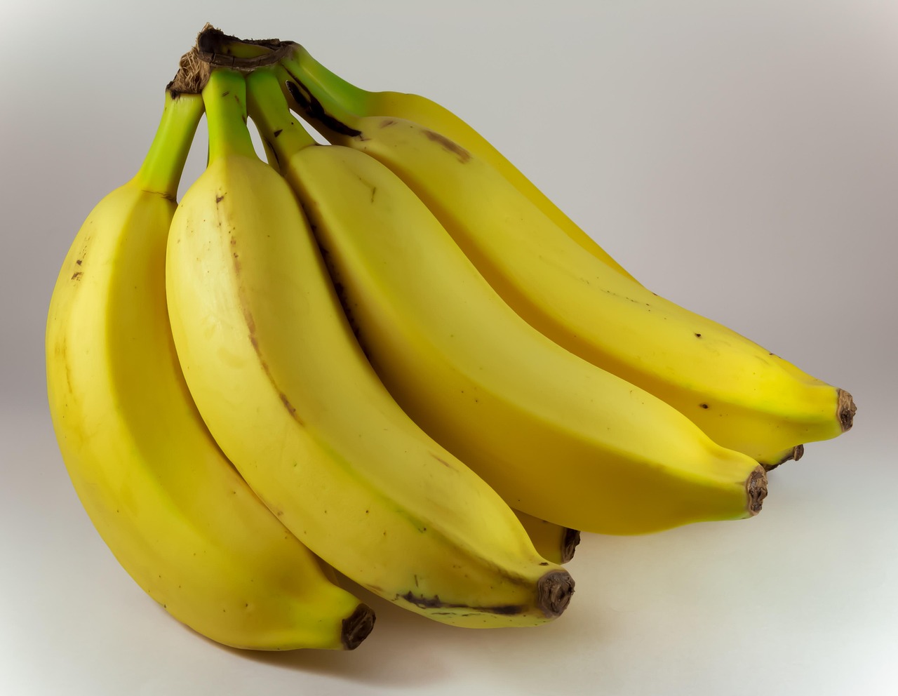 Banane fresche appese in cucina, suggerimenti per conservarle più a lungo.