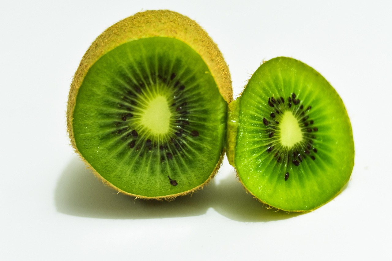 Kiwi fresco su un tavolo, simbolo dei benefici per la salute quotidiana.